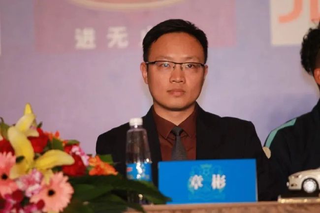 整体喝酒的女人