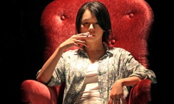 按摩职员的中年妇女